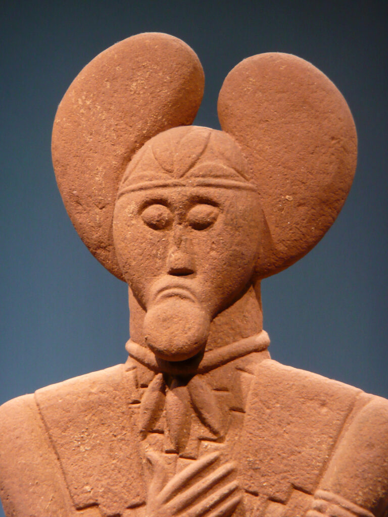 Lebensgroße Sandsteinstatue aus Grab 1 des frühkeltischen Fürstengrabhügels am Glauberg in Hessen, ca. 500 v. Chr., Ansicht von vorne (Detail). Ausstellungort: Museum Keltenwelt am Glauberg.